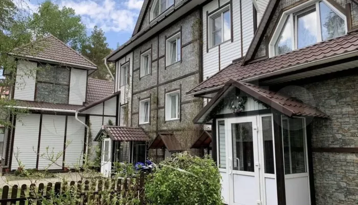 Здание с гостиницей и рестораном выставили на продажу в Барнауле. Фото