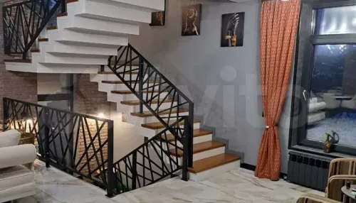 Таунхаус с пятиметровыми потолками и сауной продают в Барнауле за 32,5 млн. Фото