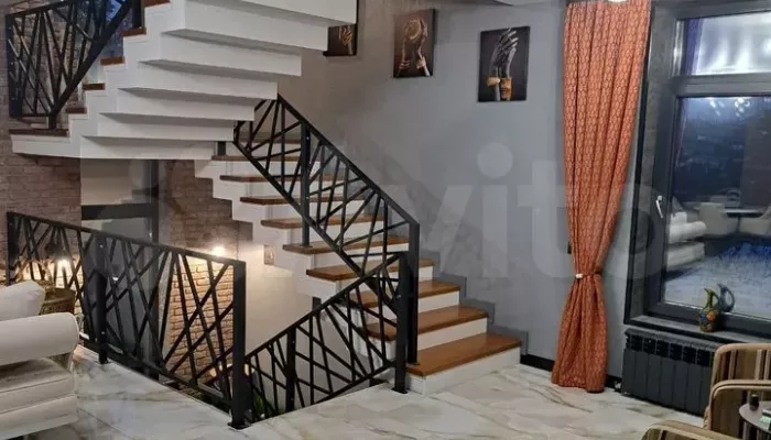 Таунхаус с пятиметровыми потолками и сауной продают в Барнауле за 32,5 млн. Фото