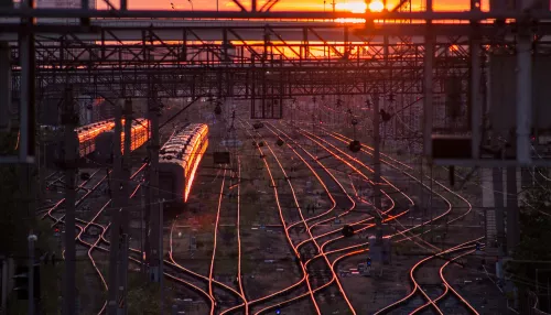 Пассажирский поезд с 415 пассажирами сошел с рельсов. Подробности