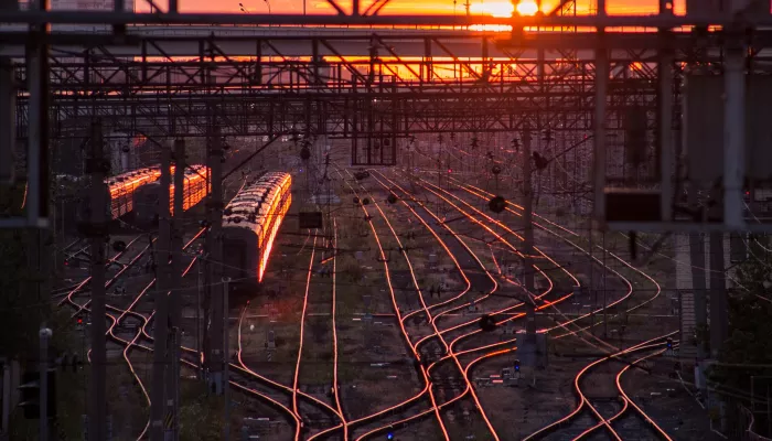 Пассажирский поезд с 415 пассажирами сошел с рельсов. Подробности