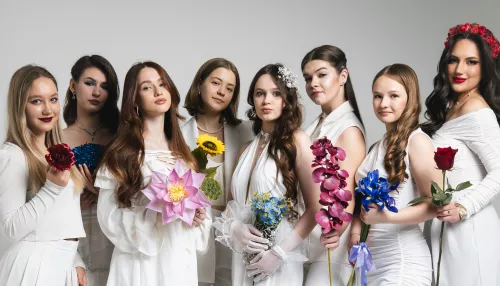 Девушки и цветы: кто участвует в конкурсе Мисс академия онлайн – 2026. Голосование