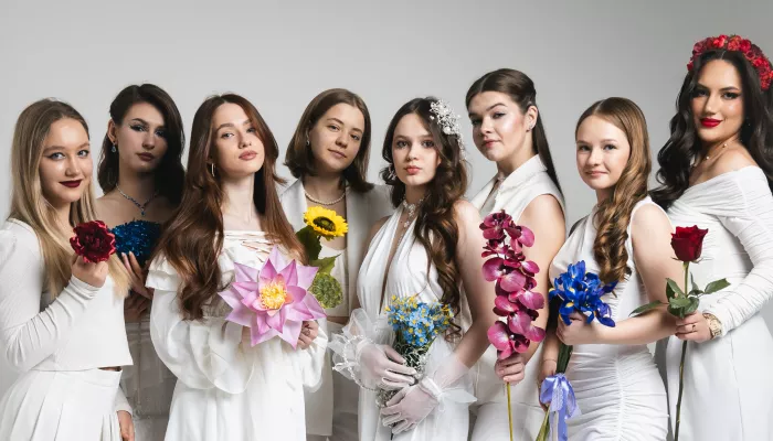 Девушки и цветы: кто участвует в конкурсе Мисс академия онлайн – 2026. Голосование