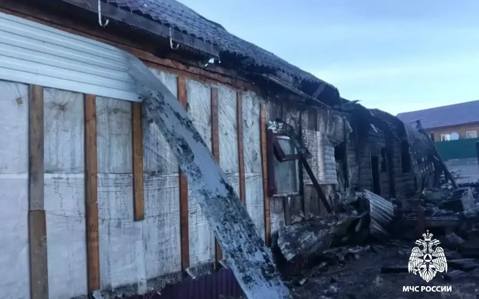 В Республике Алтай случился крупный пожар: горели дом и летняя кухня