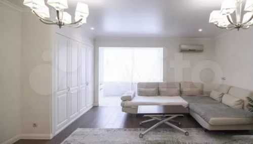 Четырехкомнатную квартиру с теплым балконом продают в Барнауле за 16 млн рублей. Фото