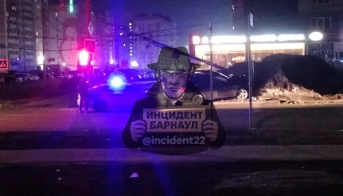 Автолюбительница за рулем BMW X5 снесла столб в Барнауле