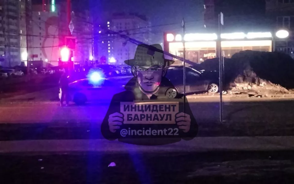 Автолюбительница за рулем BMW X5 снесла столб в Барнауле