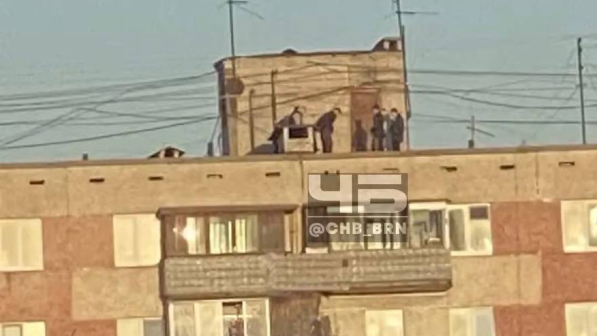 Дети на крыше дома на улице Попова