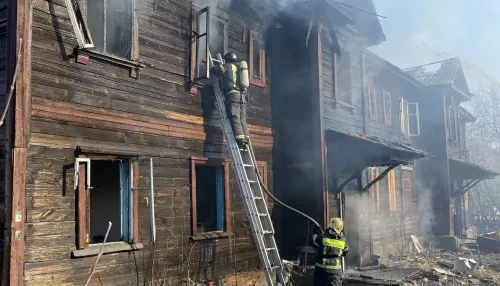 300 квадратов: крупный пожар потушили в Новоалтайске. Фото