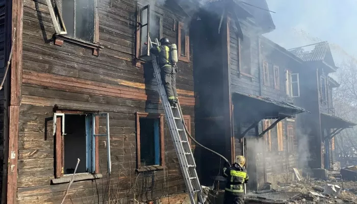300 квадратов: крупный пожар потушили в Новоалтайске. Фото