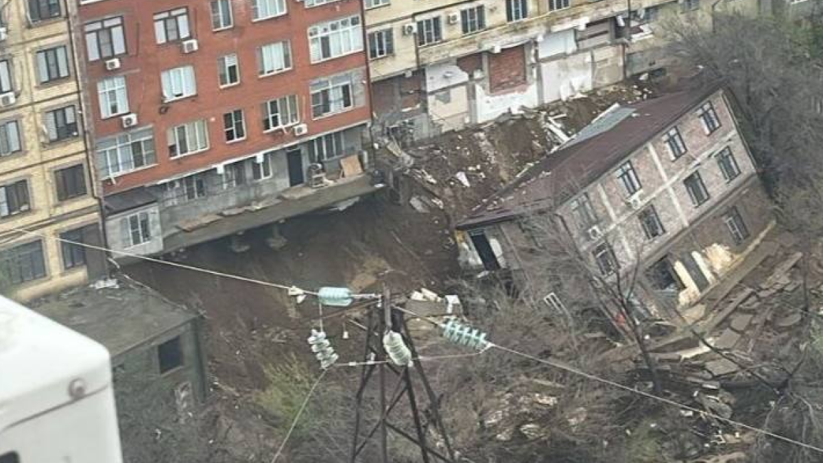 Обрушившийся дом