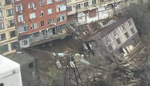 Многоэтажный дом обрушился в Махачкале из-за наводнения
