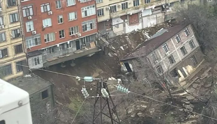 Многоэтажный дом обрушился в Махачкале из-за наводнения