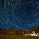 Магия полной Луны: фотографы засняли космос над Телецким озером в апреле
