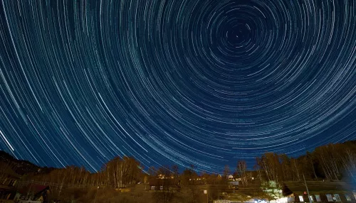 Магия полной Луны: фотографы засняли космос над Телецким озером в апреле