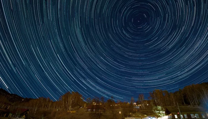 Магия полной Луны: фотографы засняли космос над Телецким озером в апреле