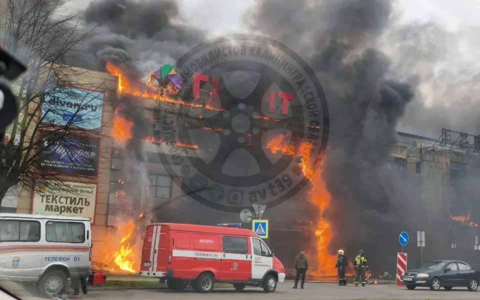 Огромный пожар на тысячу квадратов произошел в ТЦ в Калининграде. Фото и видео