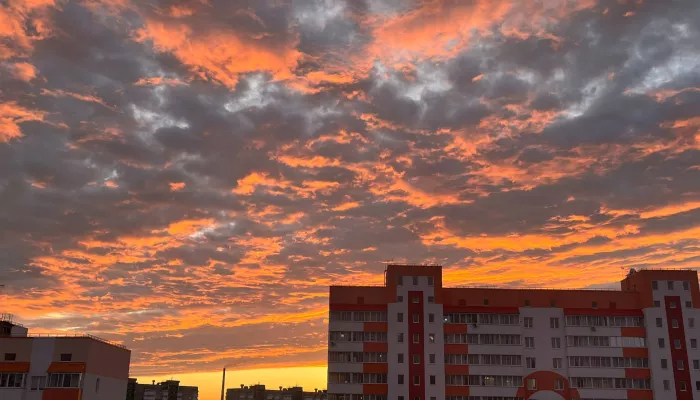 Необычайно красивый закат привлек внимание барнаульцев. Фото