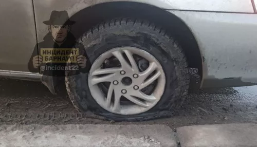 Автомобили пробивают колеса в коварной невидимой яме в Барнауле