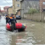 Экскаваторщик под потоками воды спас целый район в Дагестане