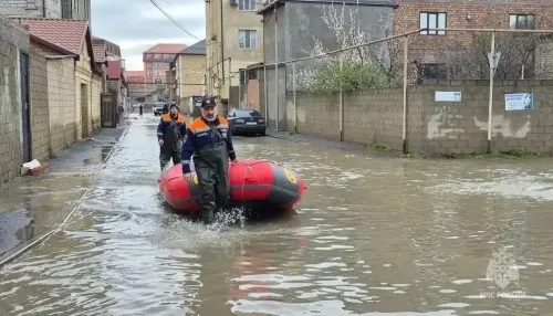 Экскаваторщик под потоками воды спас целый район в Дагестане