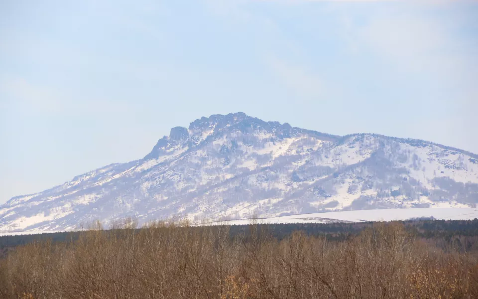 Гора-аномалия: как встречает весну гора Бабырган на стыке двух Алтаев. Фоторепортаж