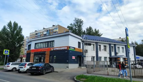 В Барнауле выставили на продажу торговый центр с арендаторами. Фото