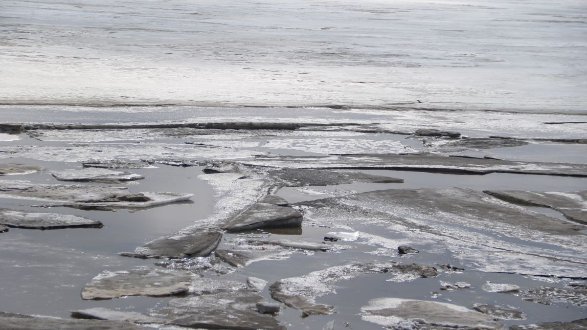 Обь перед ледоходом. Барнаул
