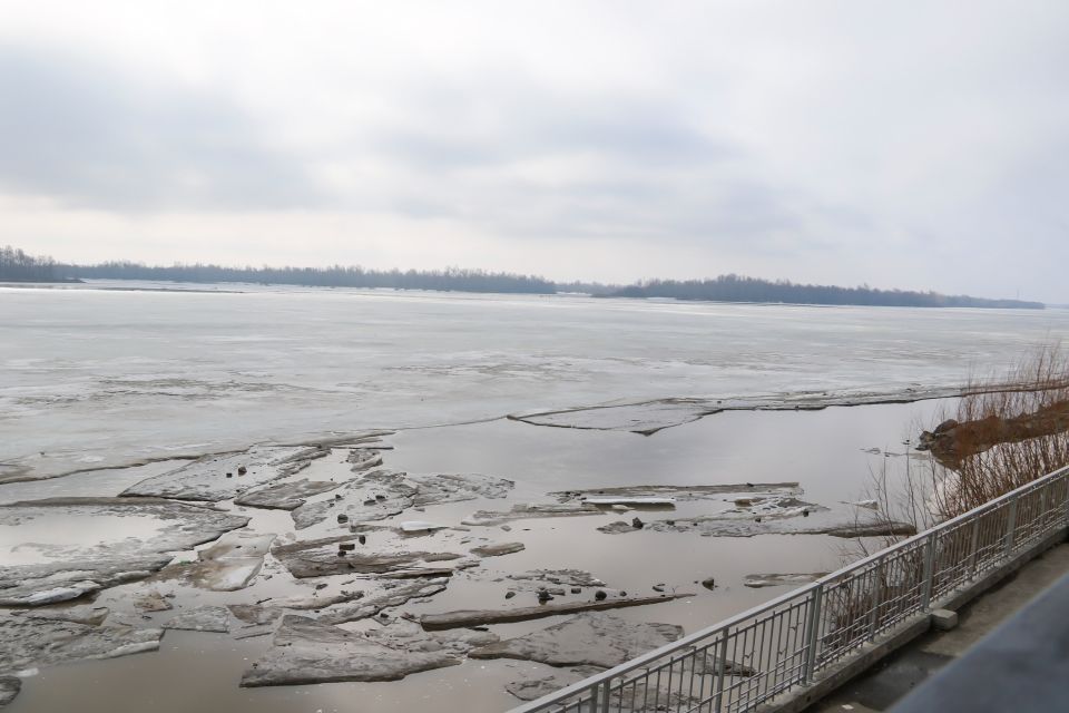 Обь перед ледоходом. Барнаул