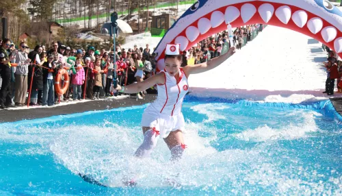 Горячие костюмы и мокрые финиши: курорт Манжерок ярко и зрелищно закрыл горнолыжный сезон. Фото