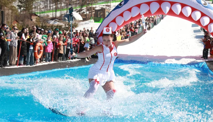 Горячие костюмы и мокрые финиши: курорт Манжерок ярко и зрелищно закрыл горнолыжный сезон. Фото