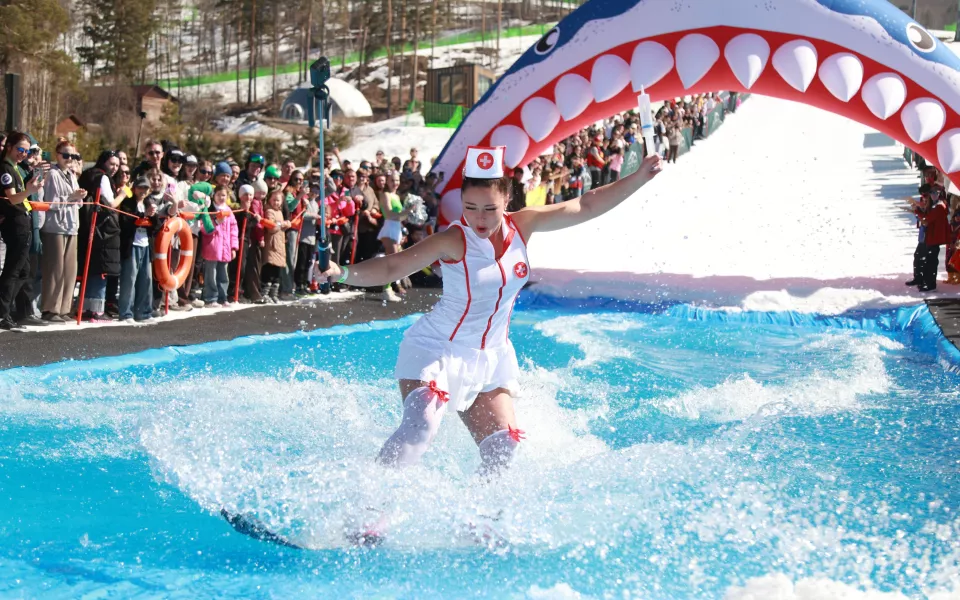 Горячие костюмы и мокрые финиши: курорт Манжерок ярко и зрелищно закрыл горнолыжный сезон. Фото
