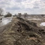 Из-за разлива ручья в Алтайском крае перекрыли дорогу