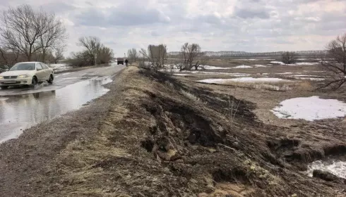 Из-за разлива ручья в Алтайском крае перекрыли дорогу