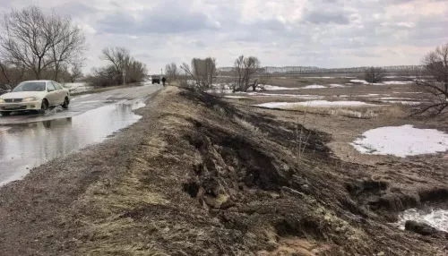 Из-за разлива ручья в Алтайском крае перекрыли дорогу