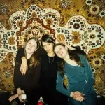 На фоне ковра и с друзьями: Ирина Шейк показала свои дерзкие 2000-е. Ретрофото