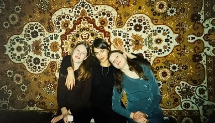 На фоне ковра и с друзьями: Ирина Шейк показала свои дерзкие 2000-е. Ретрофото