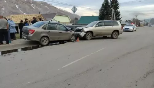 Toyota и Lada не поделили дорогу в Горно-Алтайске: пострадала шестилетняя девочка