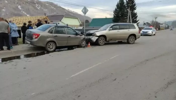 Toyota и Lada не поделили дорогу в Горно-Алтайске: пострадала шестилетняя девочка