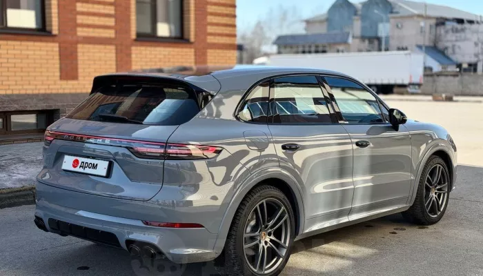 Porsche Cayenne в жирной комплектации продают за 8,8 млн рублей в Барнауле. Фото