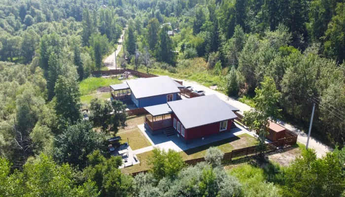 Можно шуметь: базу отдыха у Оби продают в Барнауле почти за 40 млн рублей. Фото