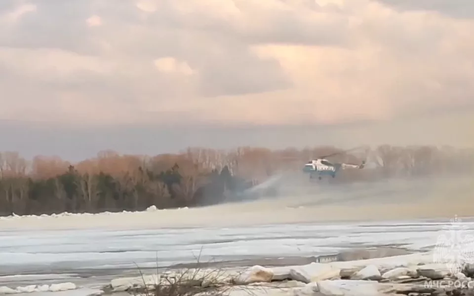 Спасатели подорвали ледяной затор на реке Бии в Бийском районе