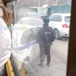 Трамвайный вагон наехал на автомобиль полиции в Барнауле