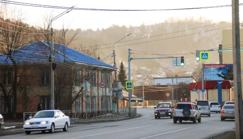 Город среди гор: как столица Республики Алтай встречает весну. Фоторепортаж