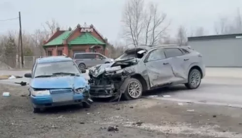 Авария с Mercedes в Бийске унесла жизнь молодой женщины