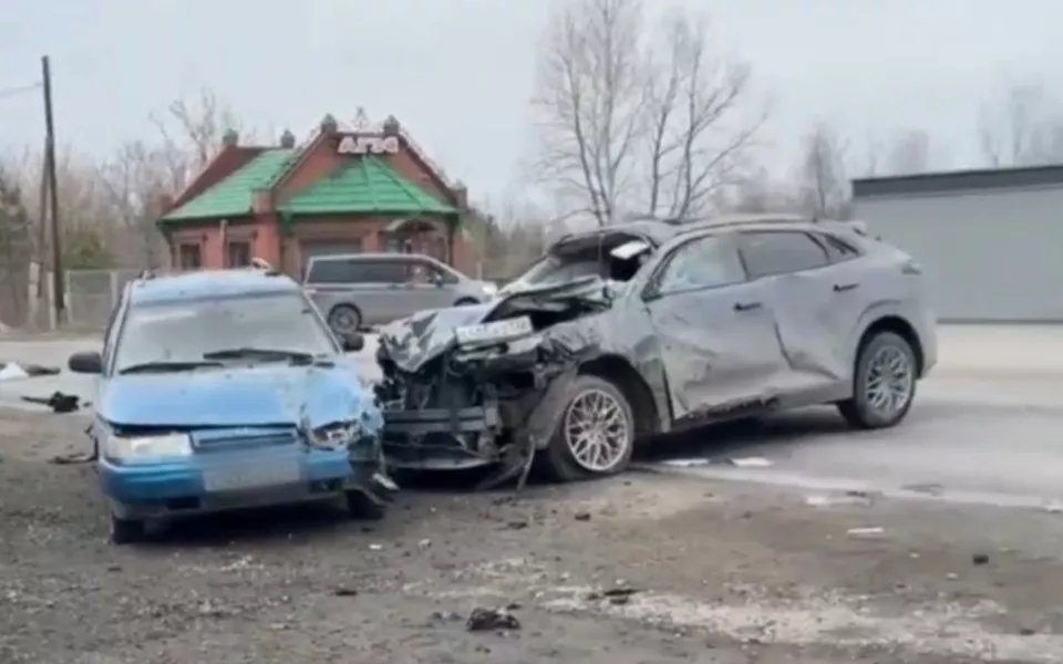Авария с Mercedes в Бийске унесла жизнь молодой женщины