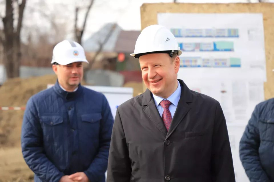 Губернатор Виктор Томенко на площадке строительства здания школы №31 в Бийске