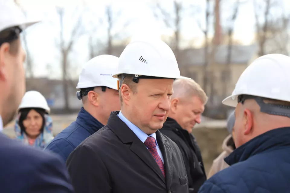 Губернатор Виктор Томенко на площадке строительства здания школы №31 в Бийске