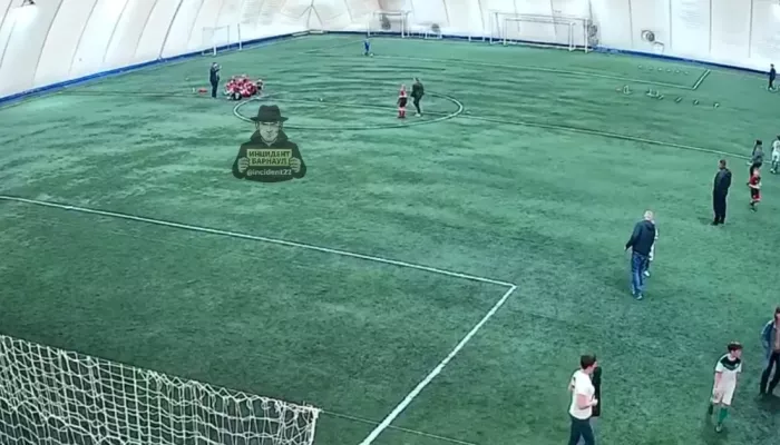 Тренер барнаульского клуба ударил отца воспитанника и лишился работы. Видео