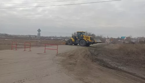 В барнаульской Власихе подмыло трубу — разрушилась часть дороги